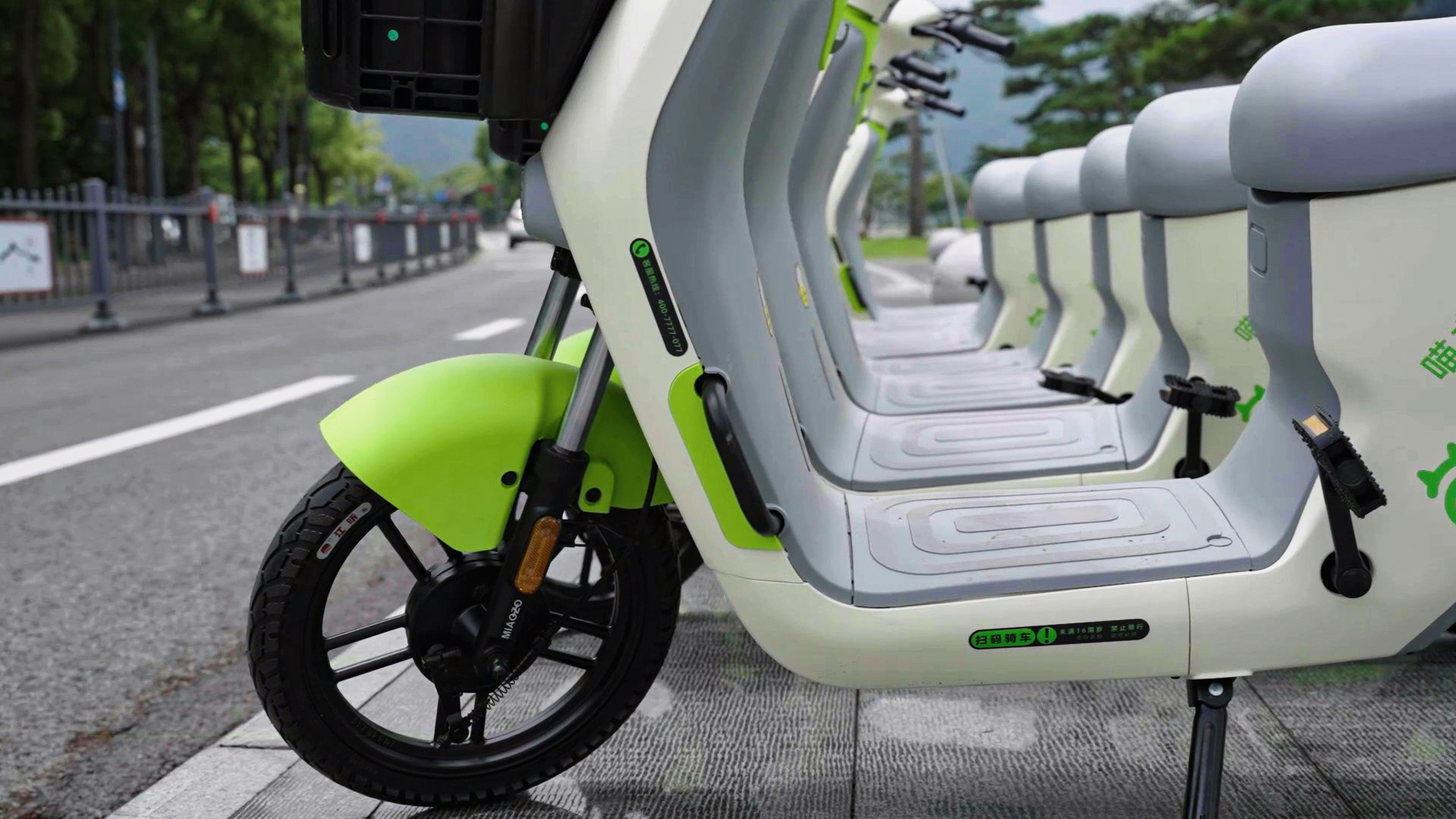 綠色環(huán)保的共享電動(dòng)車(chē) 綠色環(huán)保的共享電動(dòng)車(chē)